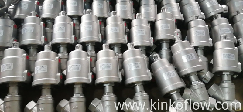 Vanne pneumatique à siège incliné de type piston