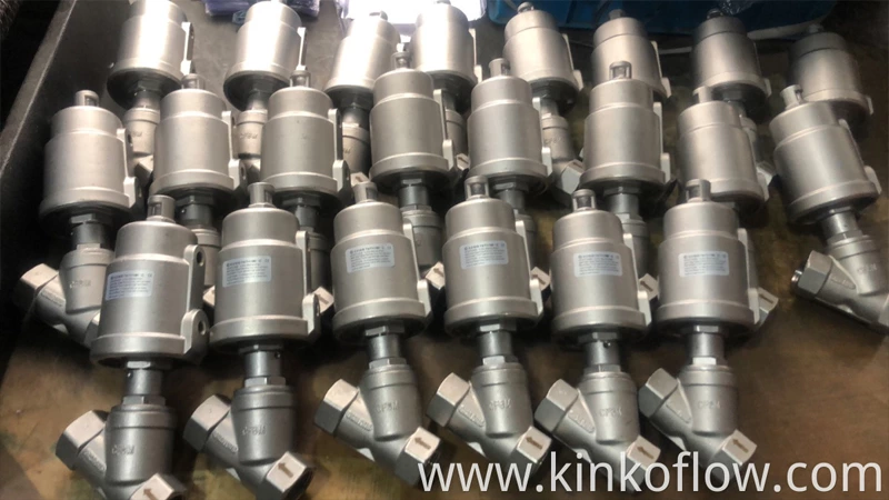Vanne pneumatique à siège incliné de type piston