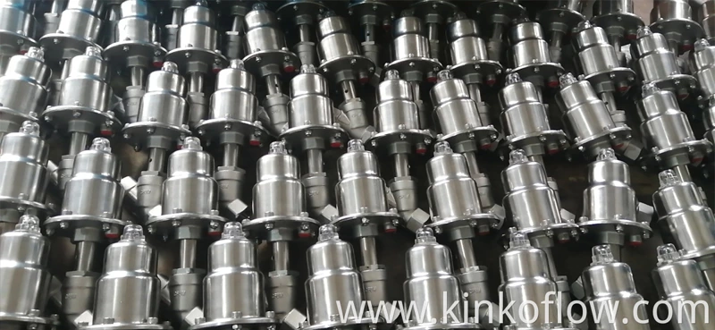 Vanne pneumatique à siège incliné de type piston